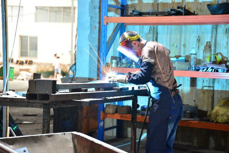 貨架廠焊接工作