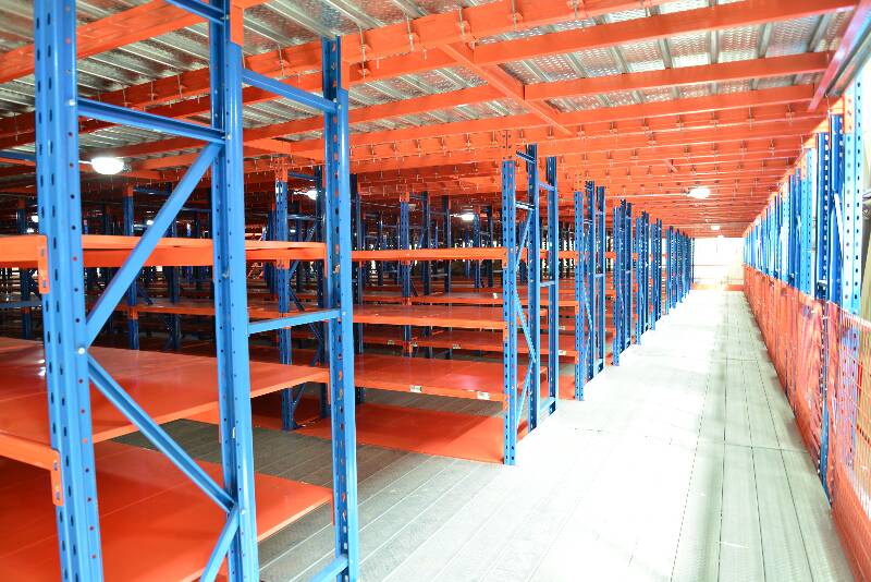 閣樓貨架底部和立柱和一同做支撐的標(biāo)準(zhǔn)貨架