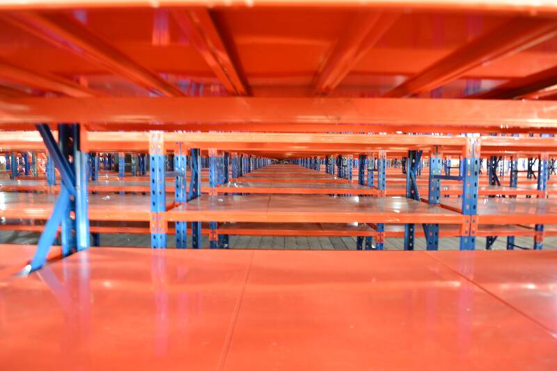 倉庫閣樓貨架底部的標(biāo)準(zhǔn)貨架