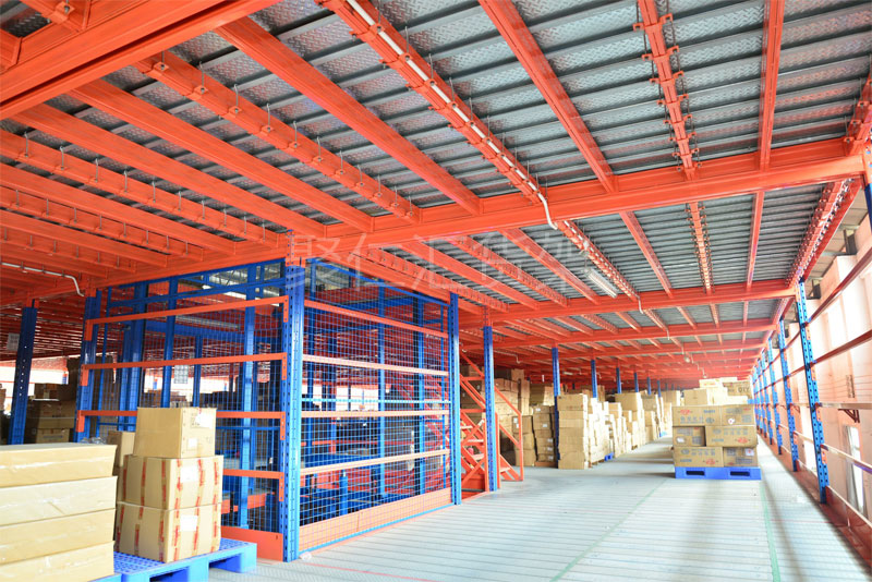 合抱立柱閣樓平臺貨架底部實(shí)景圖