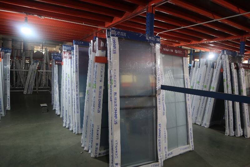 懸臂閣樓底部存放的門窗成品