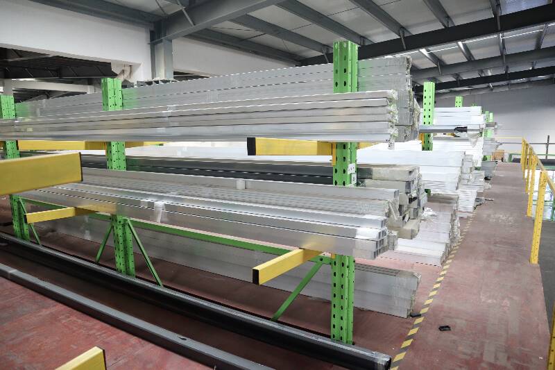 存放不銹鋼型材的懸臂貨架