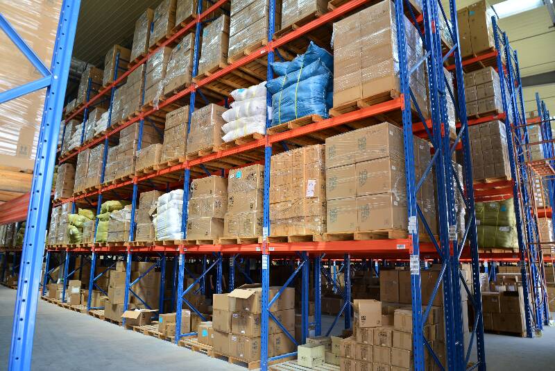 五金倉庫貨架橫排擺放