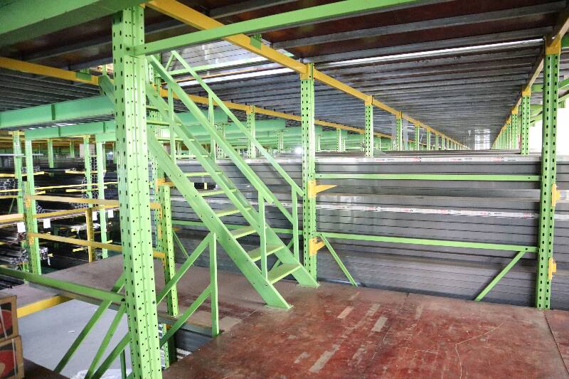 懸臂閣樓貨架使用木板做扣板