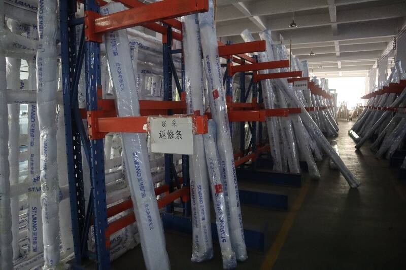 劃分了區(qū)域的門窗貨架