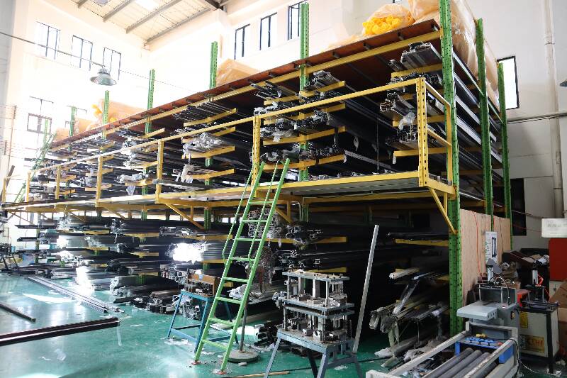 黃色懸臂閣樓貨架