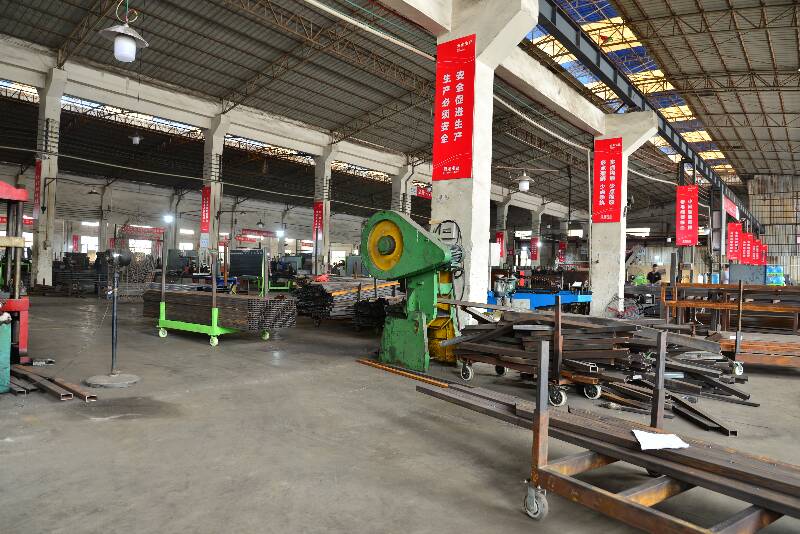 懸臂閣樓貨架生產(chǎn)車(chē)間